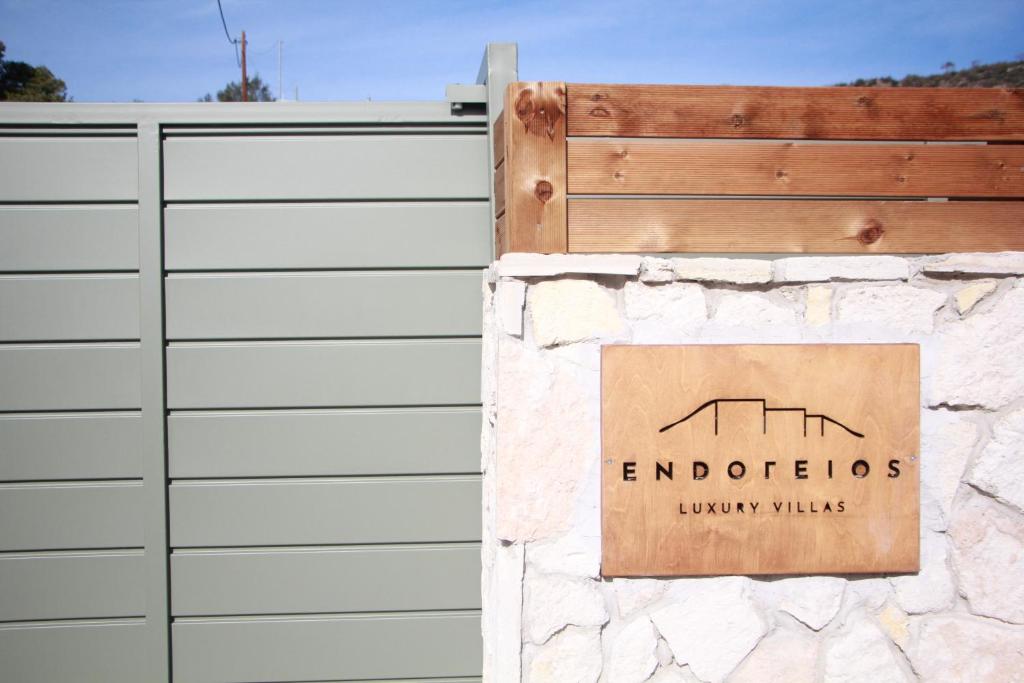 ENDOGEIOS LUXURY VILLAS — πινακίδα εισόδου